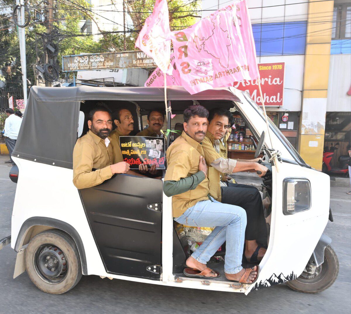 ఆటో డ్రైవర్ల సమస్యల పరిష్కారం కోరుతూ ఆదర్శ్ నగర్ ఎమ్మెల్యే క్వార్టర్స్