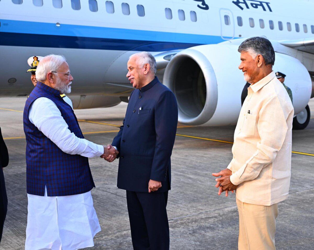 విశాఖపట్నం విమానాశ్రయంలో ప్రధానమంత్రి నరేంద్రమోదీ