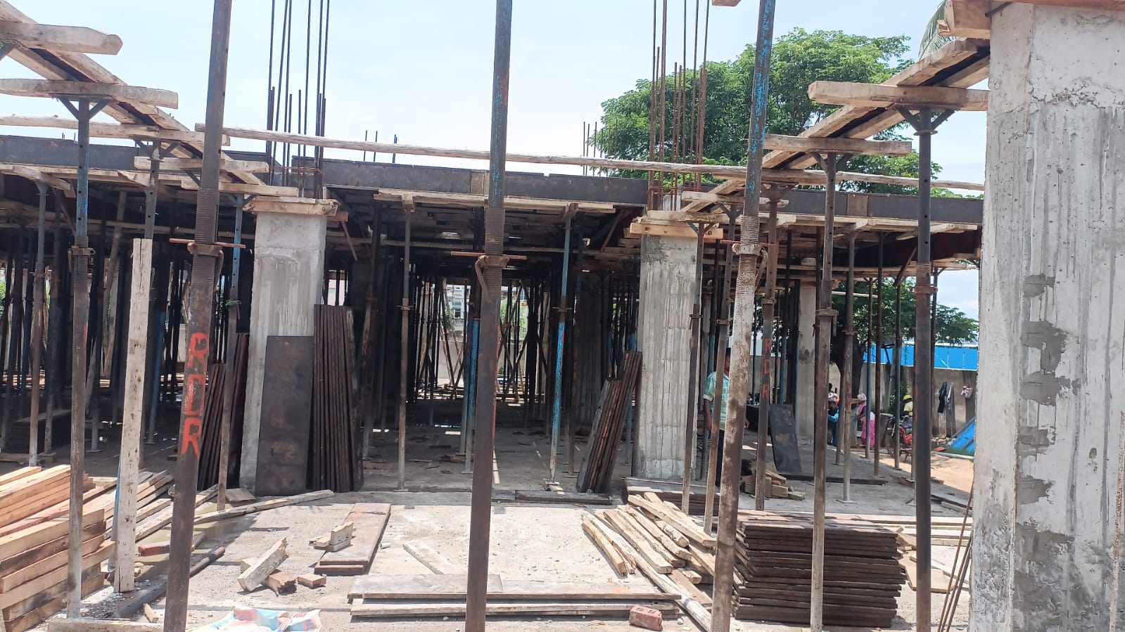 అనుమతుల్లేని నిర్మాణాల తొలగింపు