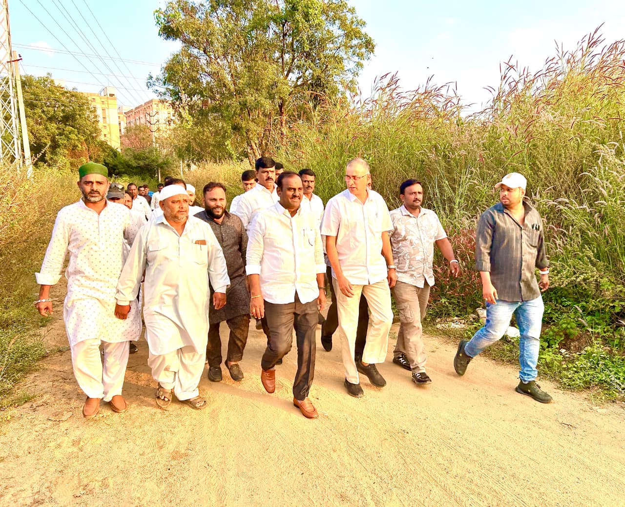 జూబ్లీహిల్స్ ఉప ఎన్నికల్లో భాగంగా కొల్లూరు డబల్ బెడ్ రూమ్ ప్రచారంలో పాల్గొన్న నర్సారెడ్డి భూపతి రెడ్డి