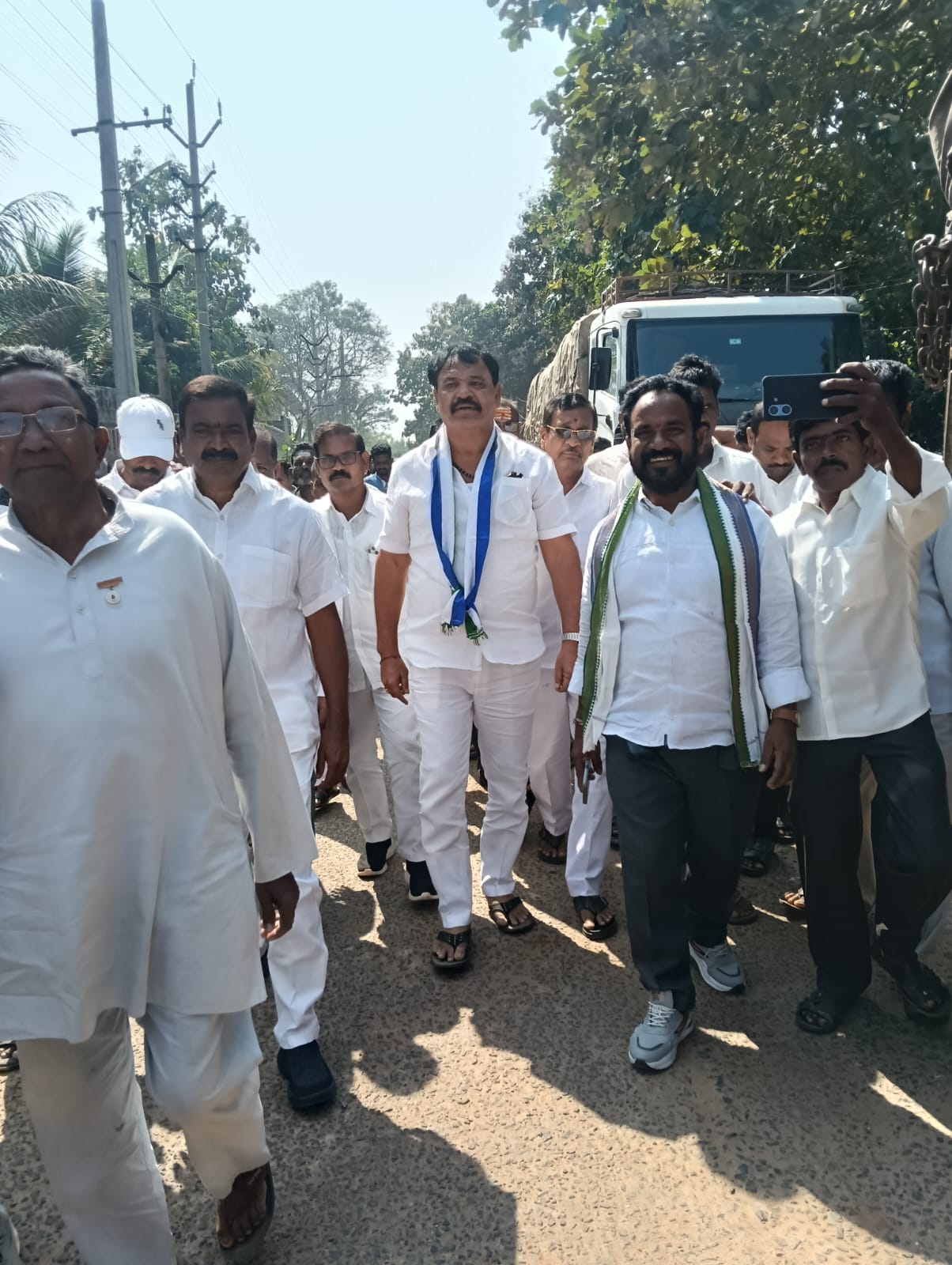 మెడికల్ కాలేజీ ల ప్రయివేటికరణను నిరసిస్తూ నియోజకవర్గ వైసీపీ ఇంచార్జ్ గొర్లె కిరణ్ కుమార్  ఆధ్వర్యంలో భారీ ర్యాలీ