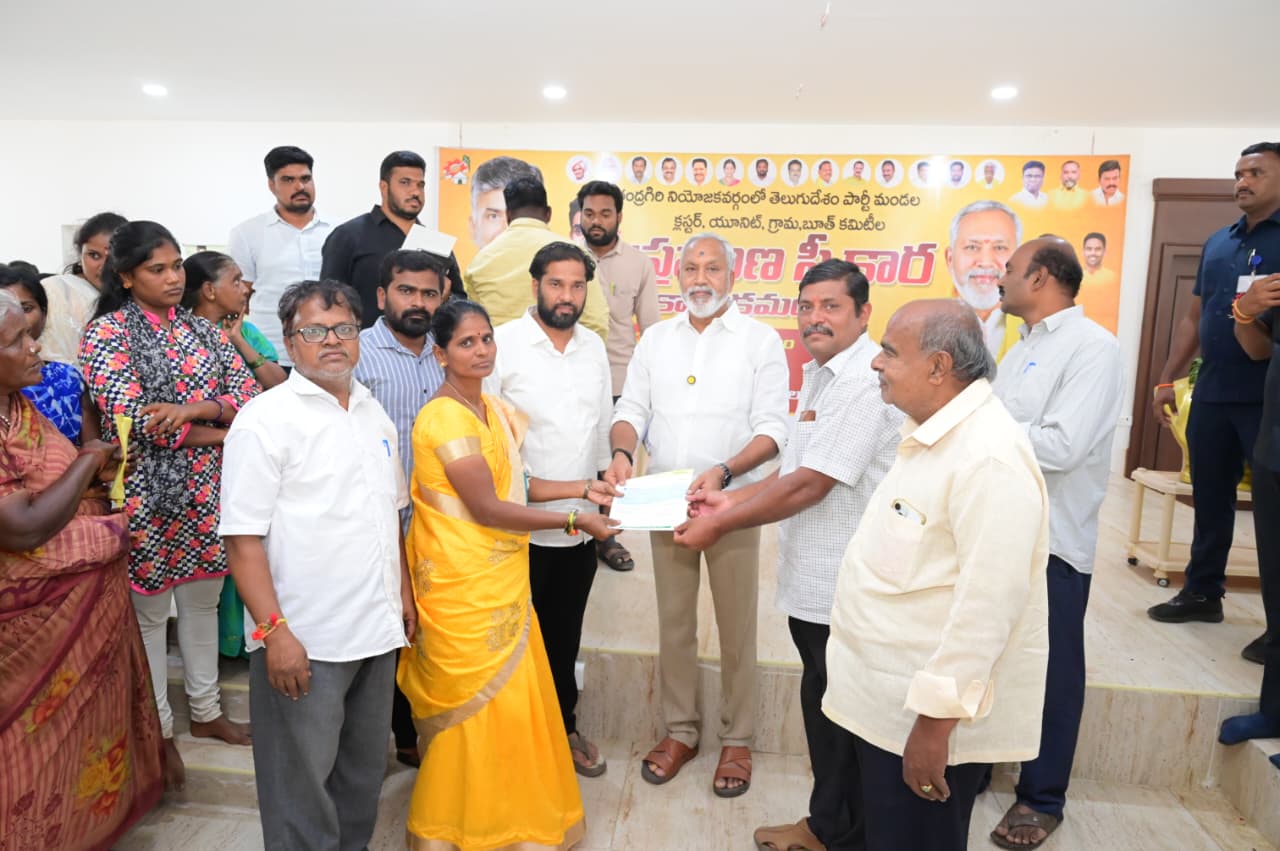 సీఎంఆర్ఎఫ్ చెక్కులు పంపిణీ