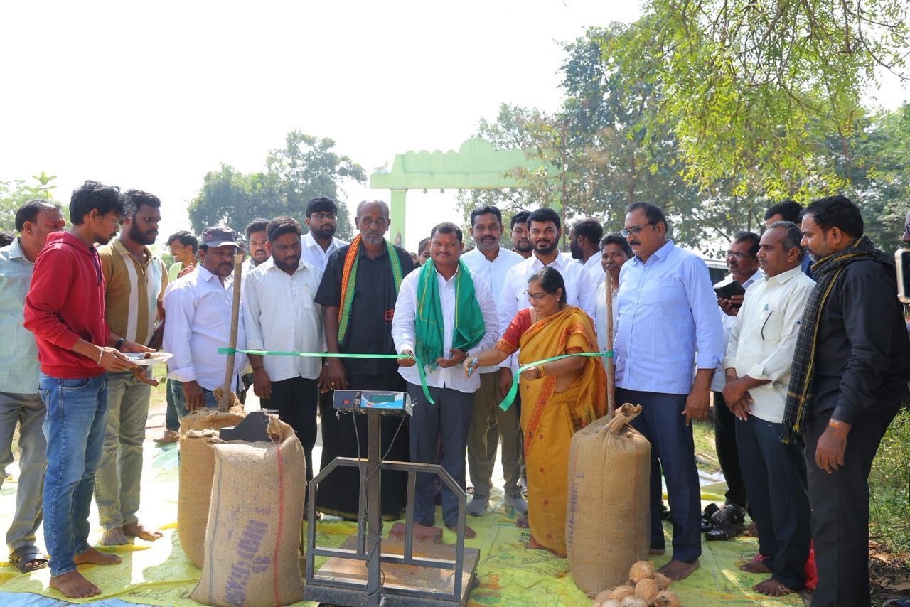 మాదారం మార్కెట్ యార్డ్ లో ధాన్యం కొనుగోలు కేంద్రం ఏర్పాటు