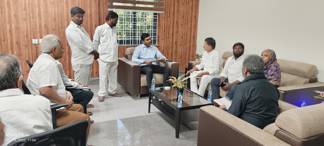 కూకట్పల్లి ఎమ్మెల్యే మాధవరం కృష్ణారావు KPHB డివిజన్ కార్పొరేటర్ మందడి శ్రీనివాసరావు