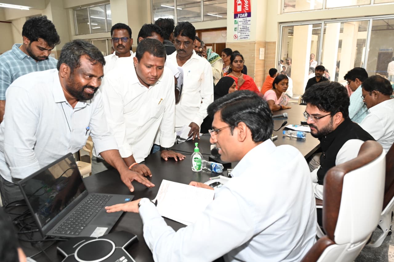 చెరువు కబ్జాదారులపై చర్యలు తీసుకోండి
