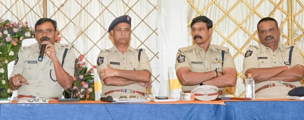 భక్తులతో మర్యాదగా మెలగాలి