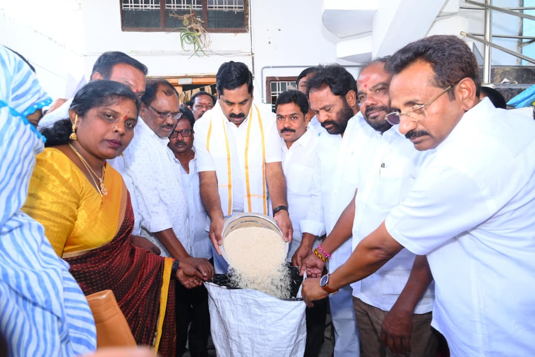 మొంథా తుఫాన్ ప్రభావంతో ఇళ్లూ, జీవనోపాధి దెబ్బతిన్న నిరుపేద కుటుంబాలకు రేషన్ బియ్యం