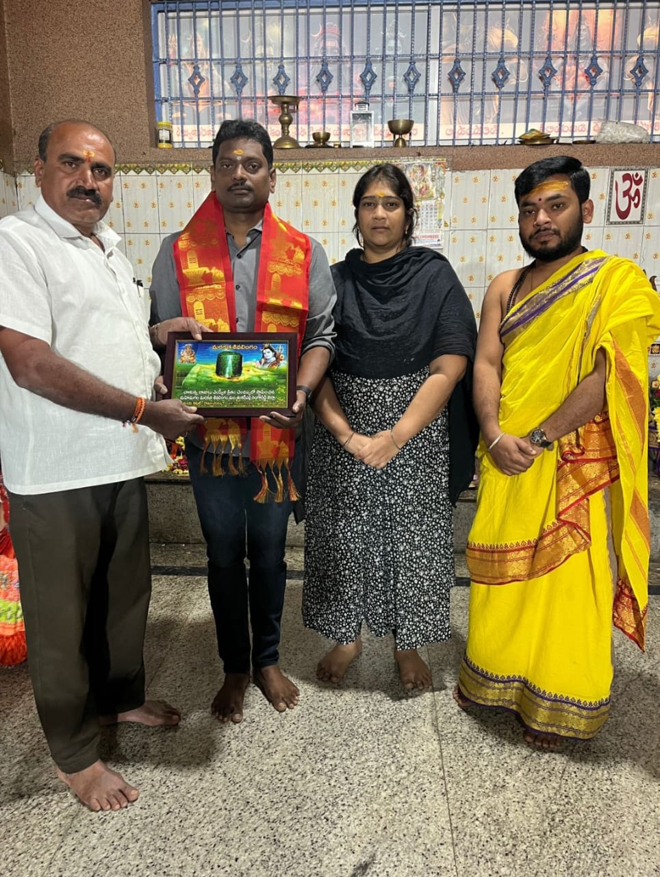 శ్రీ బ్రహ్మసూత్ర మరకత లింగాన్ని దర్శించుకున్న టాలీవుడ్ డైరెక్టర్ వెంకటేష్ రెబ్బ