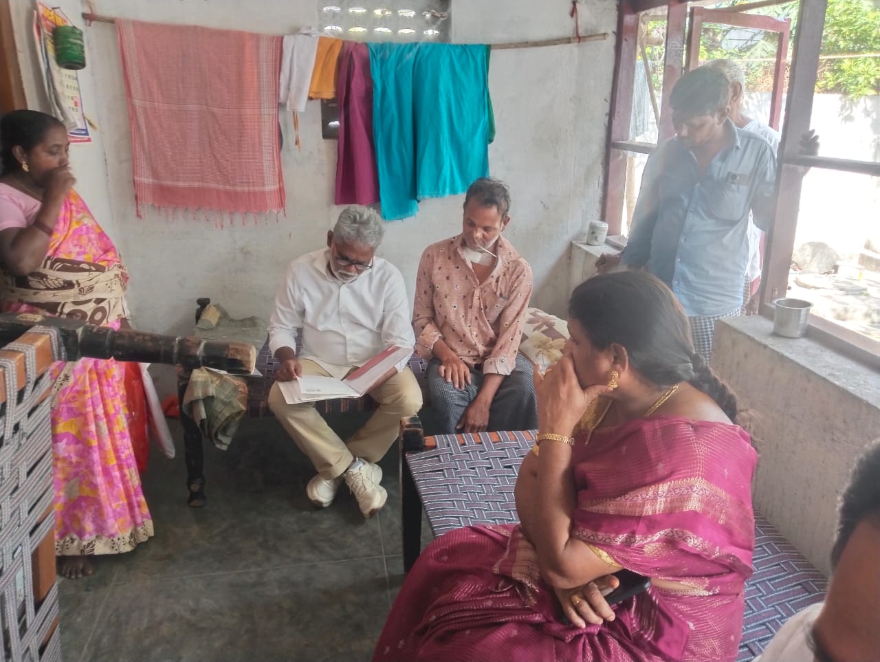 పలువురు పార్టీ నాయకులు, కార్యకర్తలను పరామర్శించిన మాజీ శాసన సభ్యులు