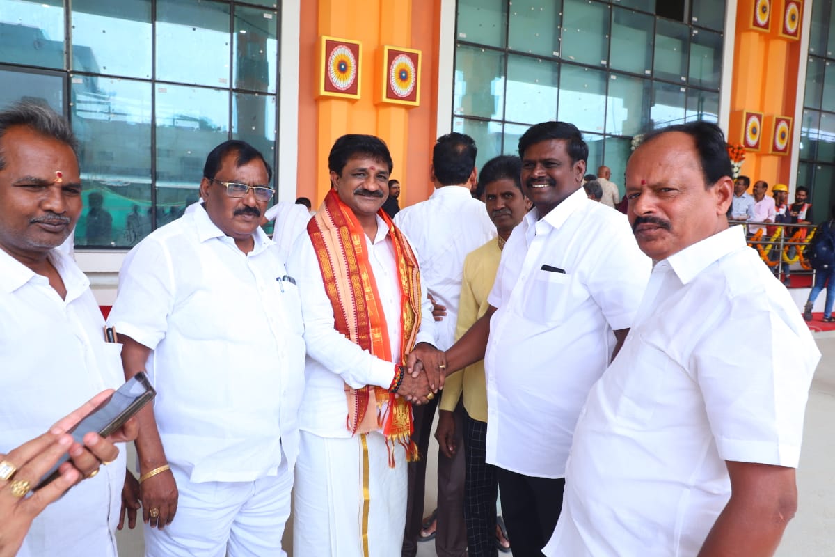 శ్రీకాళహస్తి ఆలయ చైర్మన్ కు సన్మానం