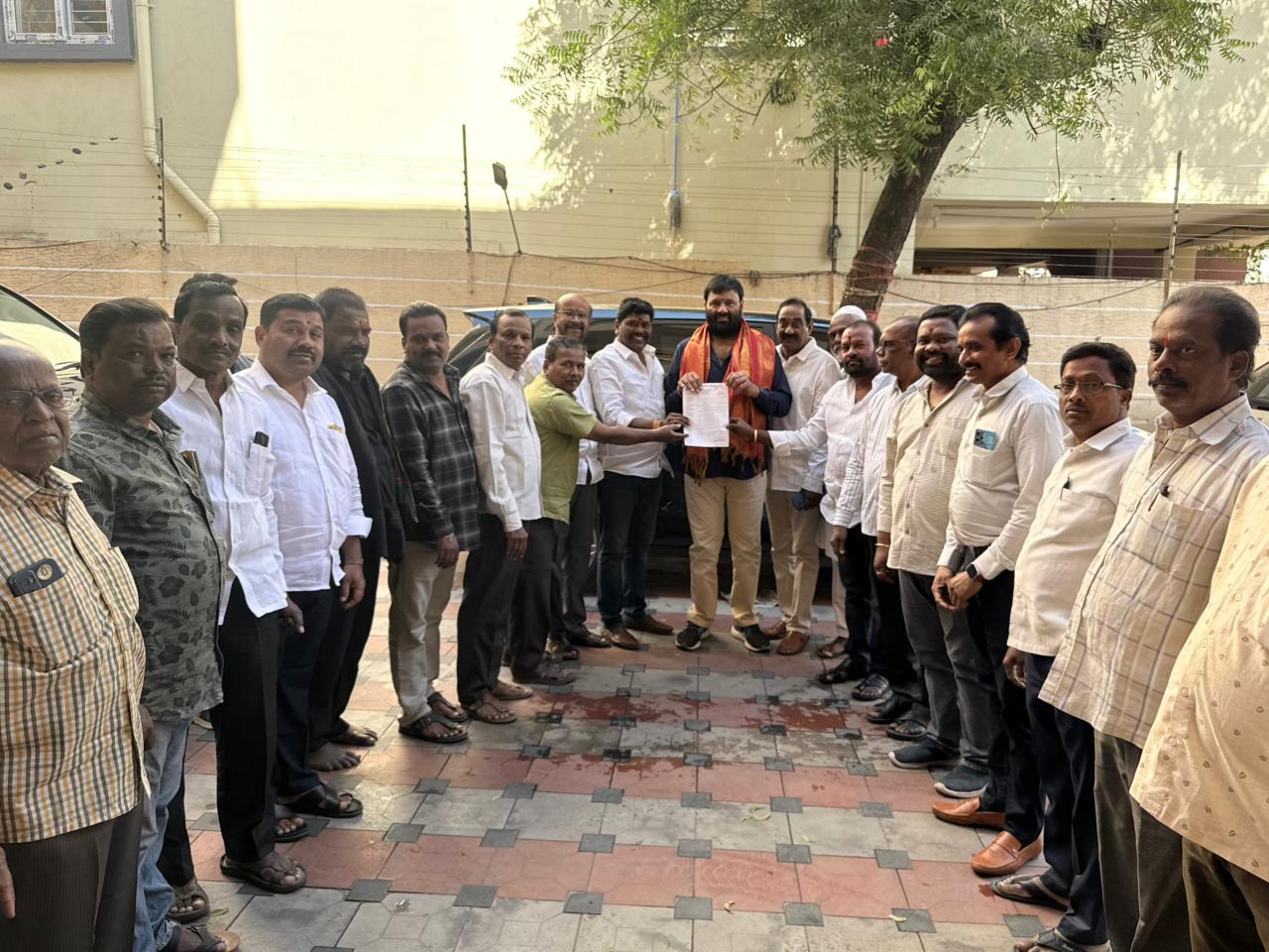 మాజీ ఎమ్మెల్యే కూన శ్రీశైలం గౌడ్ కి పలు ఆహ్వానాలను అందజేసిన నియోజకవర్గం ప్రజలు