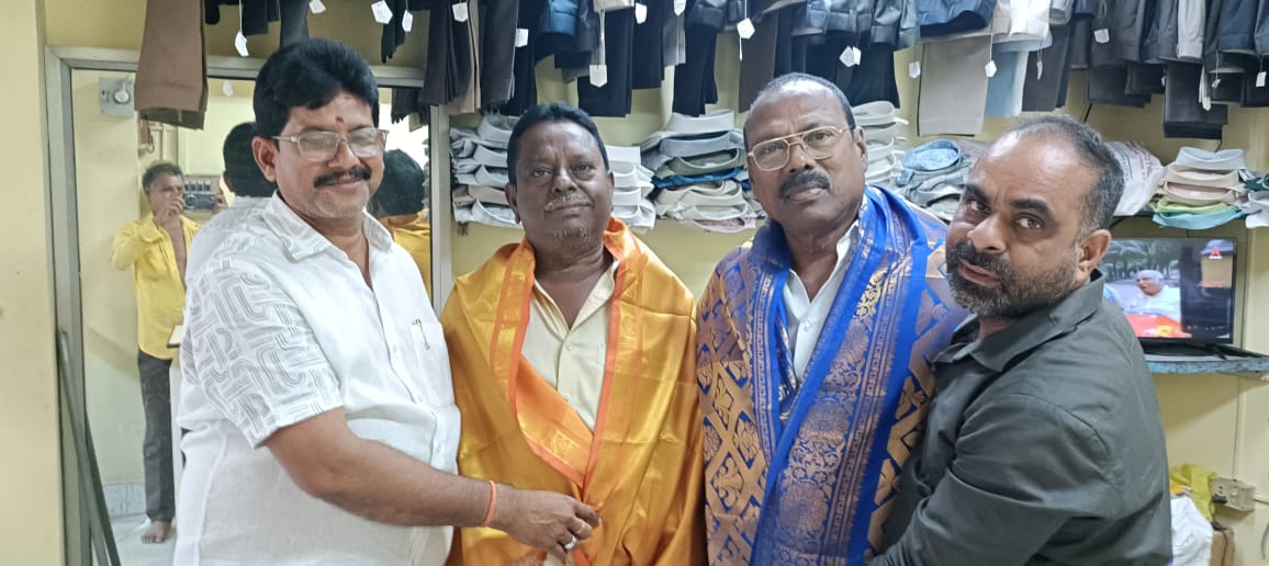 టైలర్స్ అసోసియేషన్ పెద్దలను కలిసిన, గులాం ఖాదర్, వై నాగరాజు