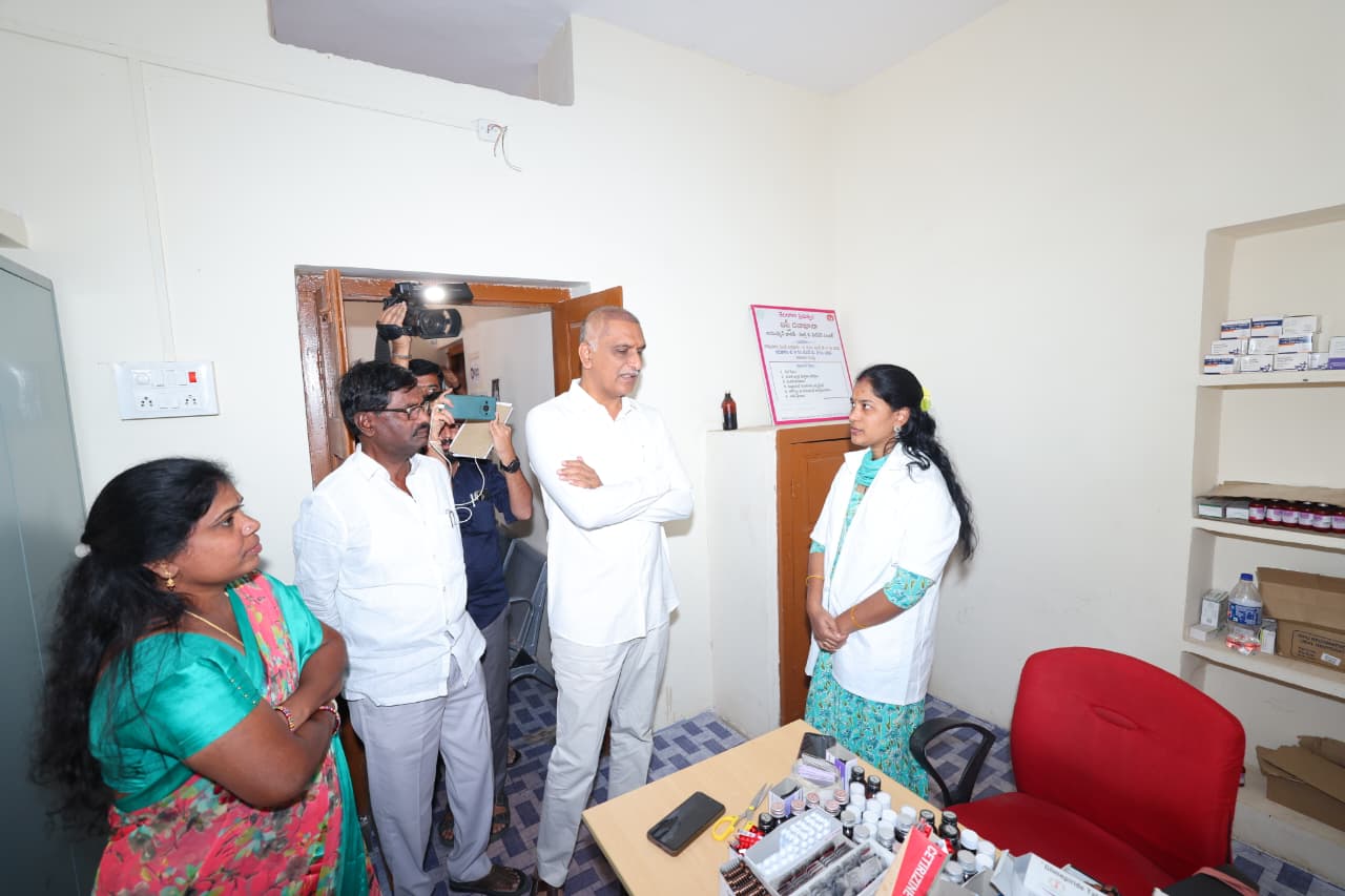 బస్తి దవాఖానాల్లో డాక్టర్ కుర్చీకి దుమ్ము పట్టింది…