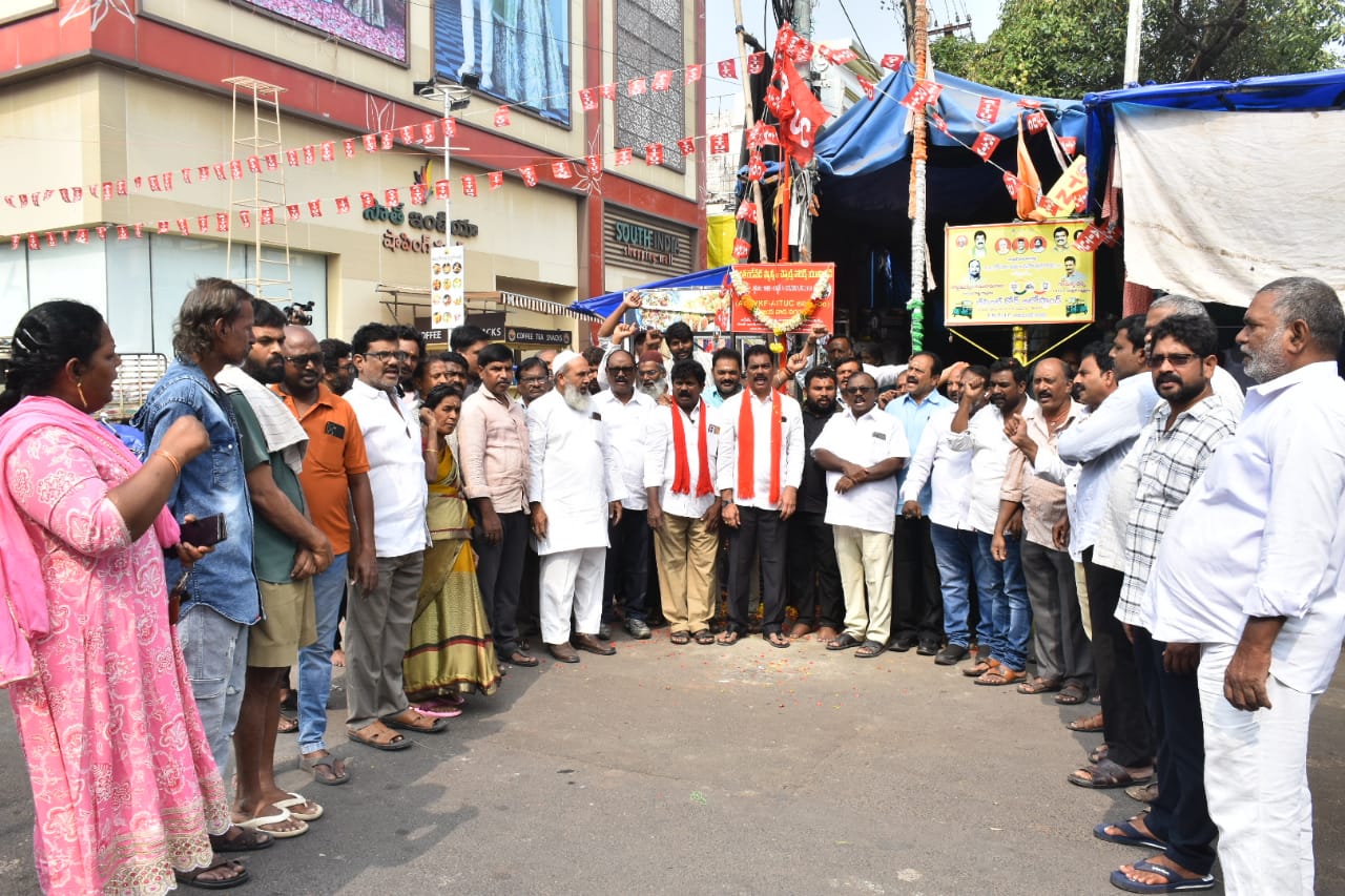విజయవాడ నగరంలో వీధివిక్రయదారులకి గుర్తింపు కార్డులు