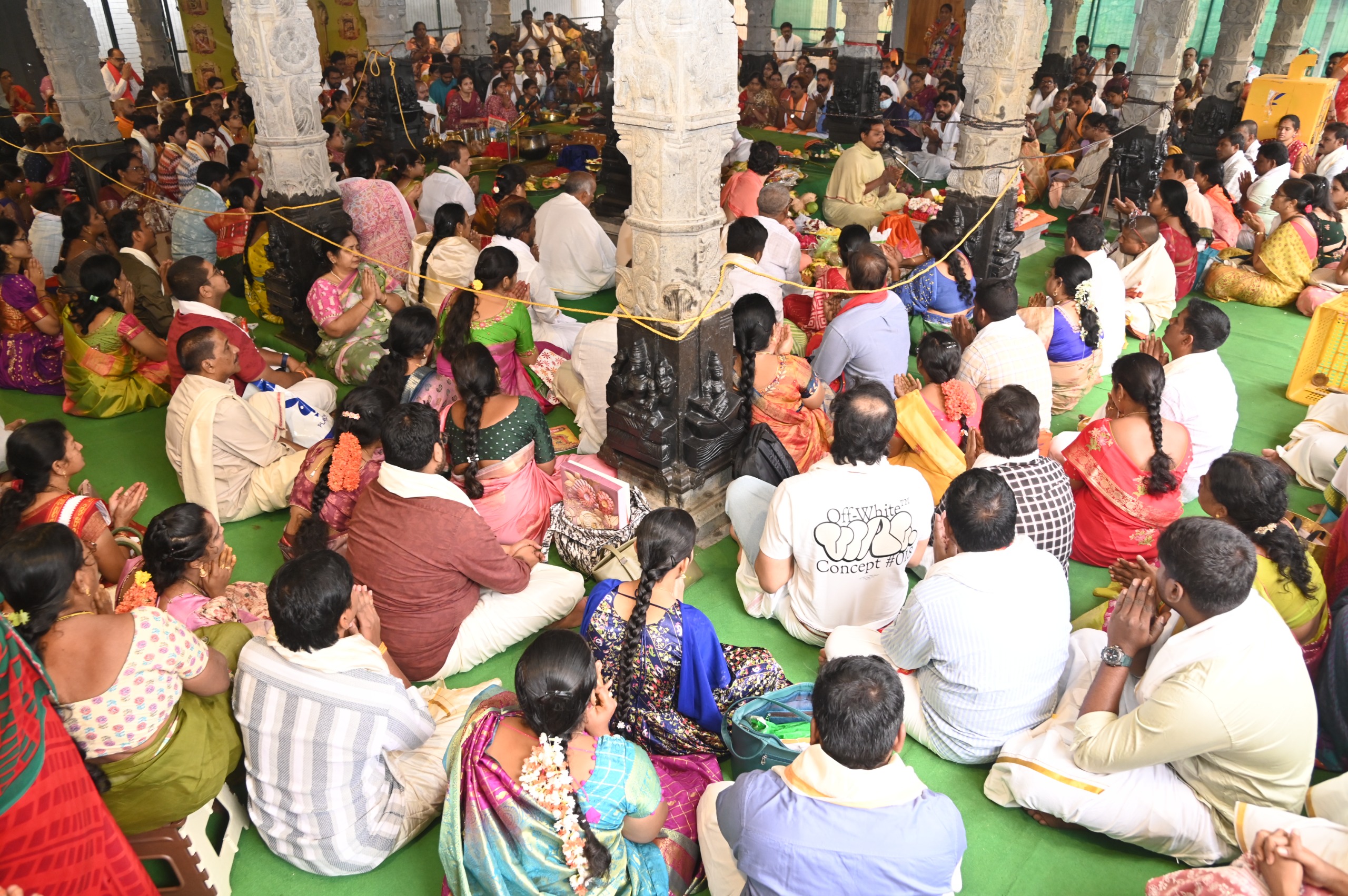 దుర్గగుడి నూతన యాగశాలలో చండీ హోమంలో పాల్గొన్న భక్తులు