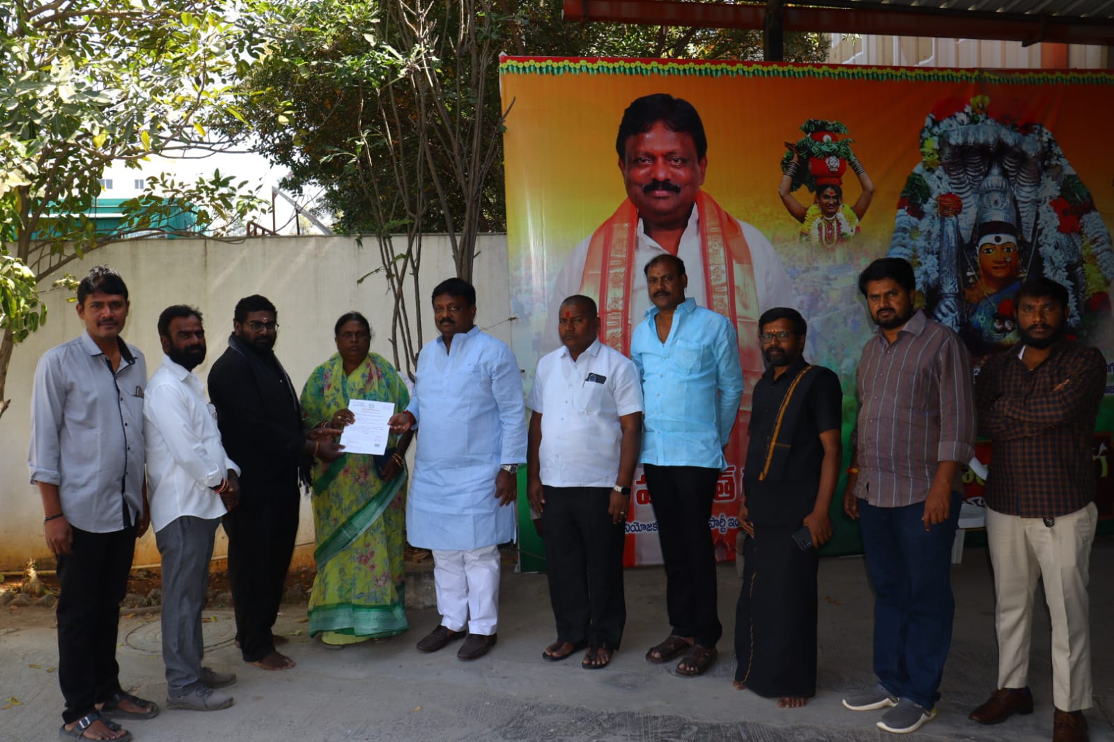 3,00,000ల ఎల్వోసీ పత్రాన్ని అందజేసిన నియోజకవర్గ ఇంచార్జి కొలన్ హన్మంత్ రెడ్డి