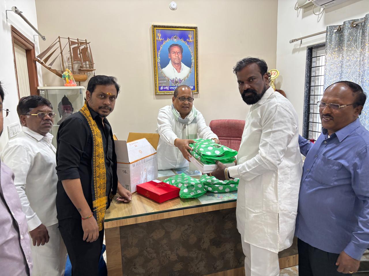 అల్విన్ కాలనీ డివిజన్ పాస్టర్లకు క్రిస్మస్ కనుక అందించిన కార్పొరేటర్ వెంకటేష్ గౌడ్
