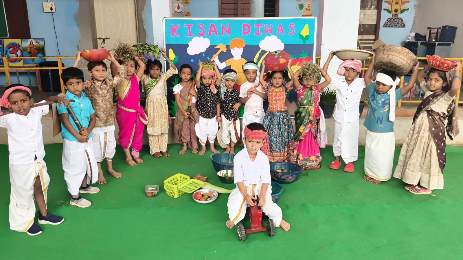 రైతులుగా మారిన విద్యార్థులు..