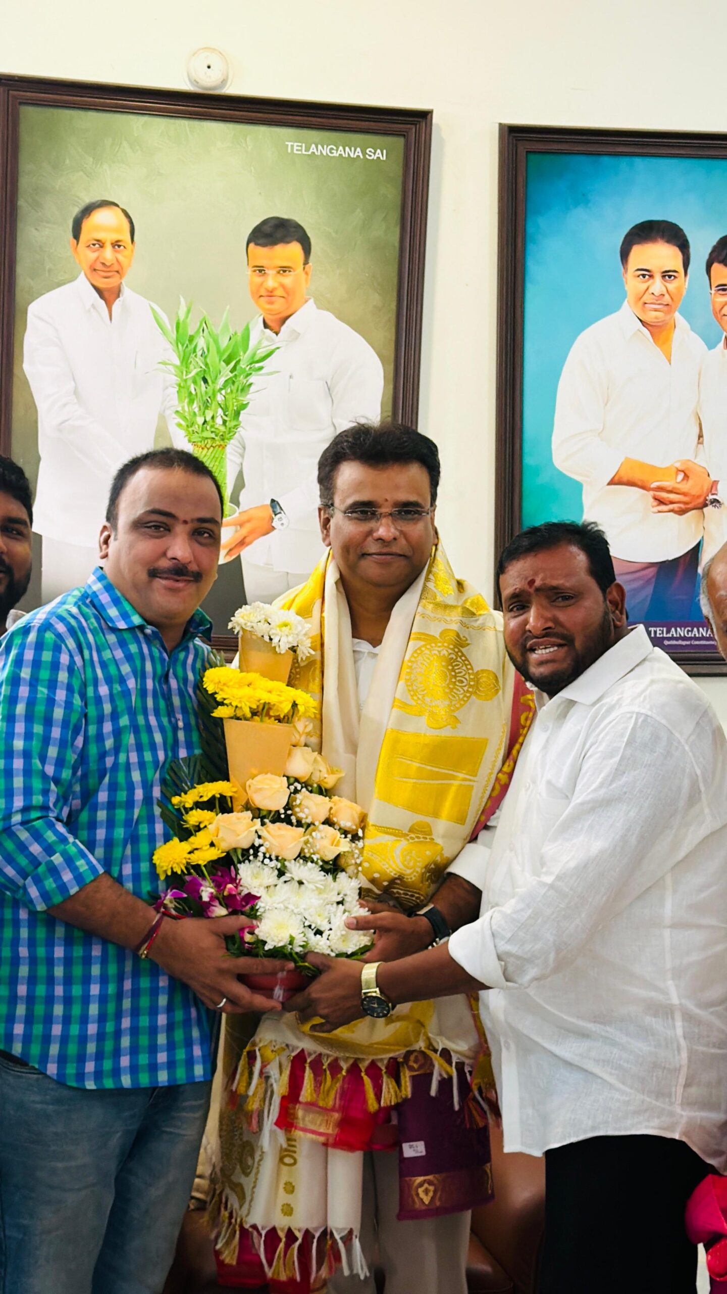 కుత్బుల్లాపూర్ ఎమ్మెల్యే కేపీ వివేకానంద  ని   కలిసి  శుభాకాంక్షలు తెలిపిన గుబ్బల లక్ష్మీనారాయణ