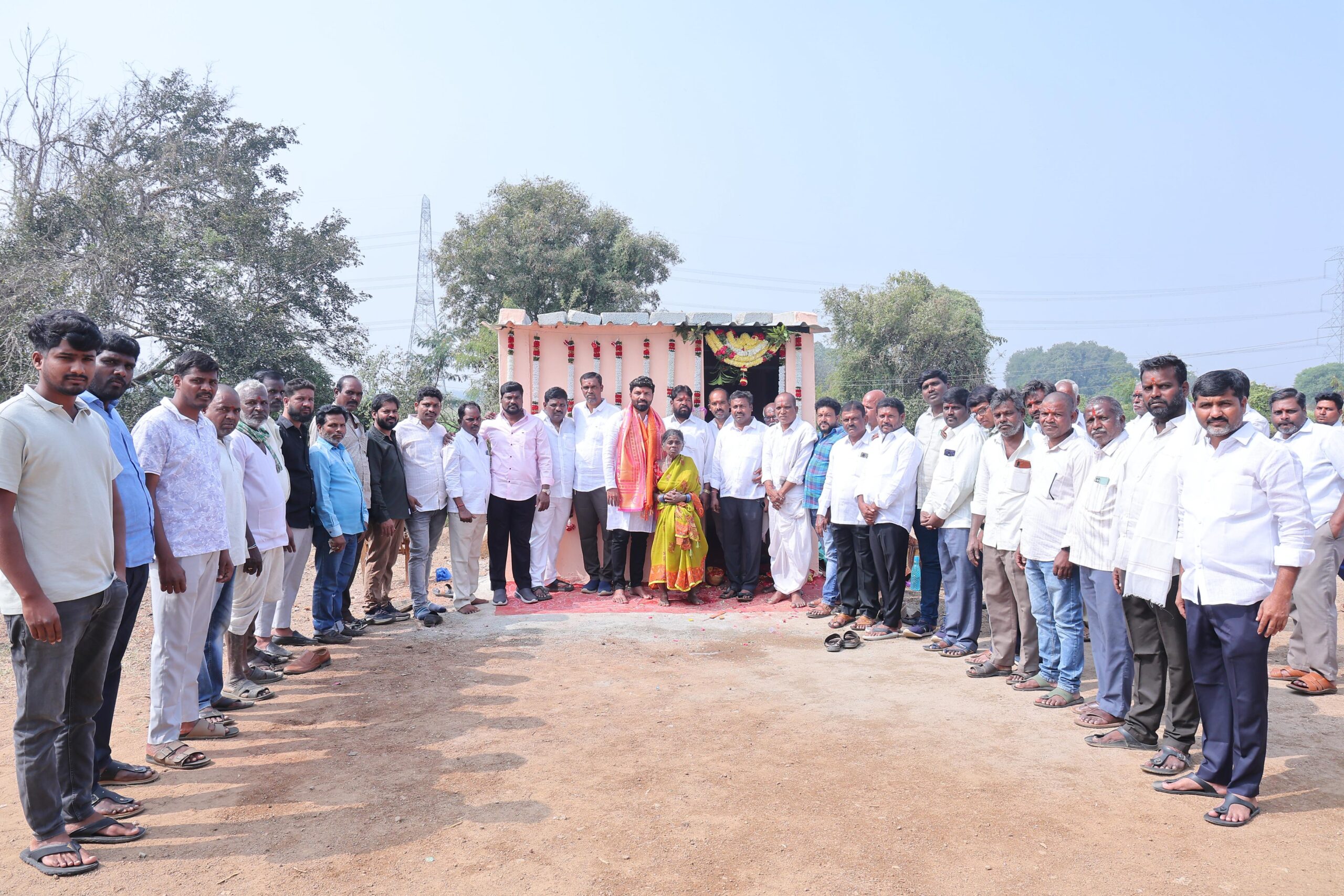 సొంత ఇల్లు లేని మహిళకు ఇల్లు నిర్మించి గృహప్రవేశం