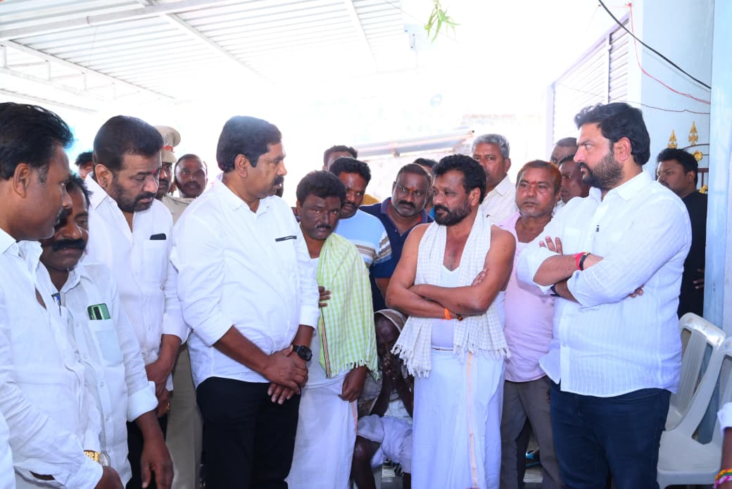 మృతుల కుటుంబాలను పరామర్శించిన ఎమ్మెల్యే నాగరాజు