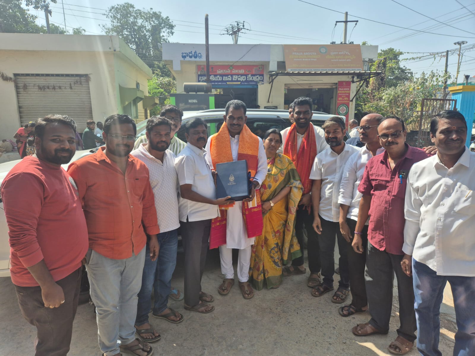 రోగులకు మధ్యాహ్న భోజనం ఏర్పాటుచేసిన ఆర్యవైశ్యులు పాల్గొన్న ఎమ్మెల్యే