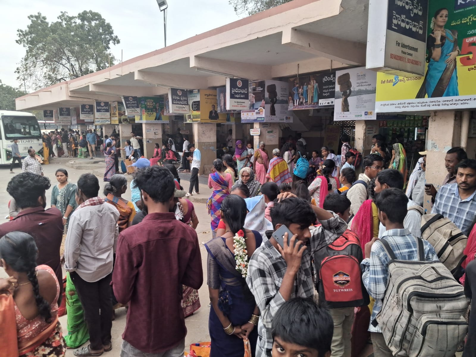 ప్రయాణికులతో కిక్కిరిసిన కోదాడ బస్టాండ్..