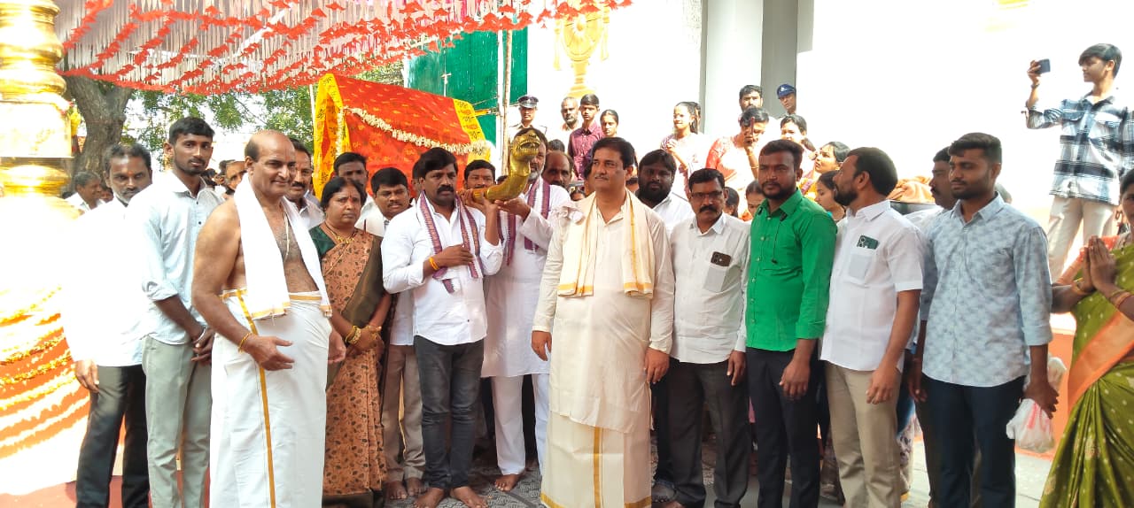 నకిరేకల్ మండలం పాలెం గ్రామంలో జరుగుతున్న శ్రీలక్ష్మినర్సింహ స్వామి కల్యాణ మహోత్సవం