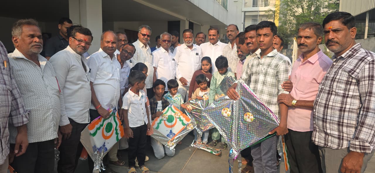 PAC చైర్మన్ గాంధీ  చేతుల మీదుగా చిన్నారులకు పతంగుల పంపిణీ