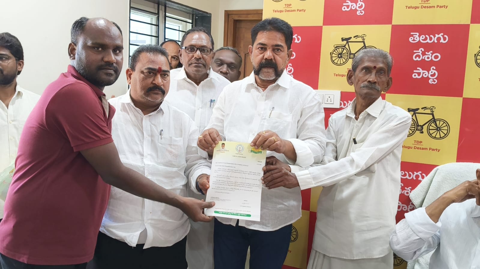 22వ విడత సీఎం రిలీఫ్ పండ్ చెక్కులు పంపిణీ చేసిన ఎమ్మెల్యే