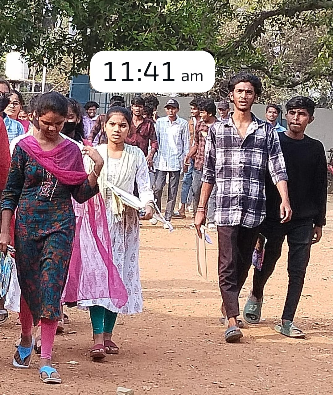 ఐదు నిమిషాలు ఆలస్యంగా వచ్చిన అనుమతి