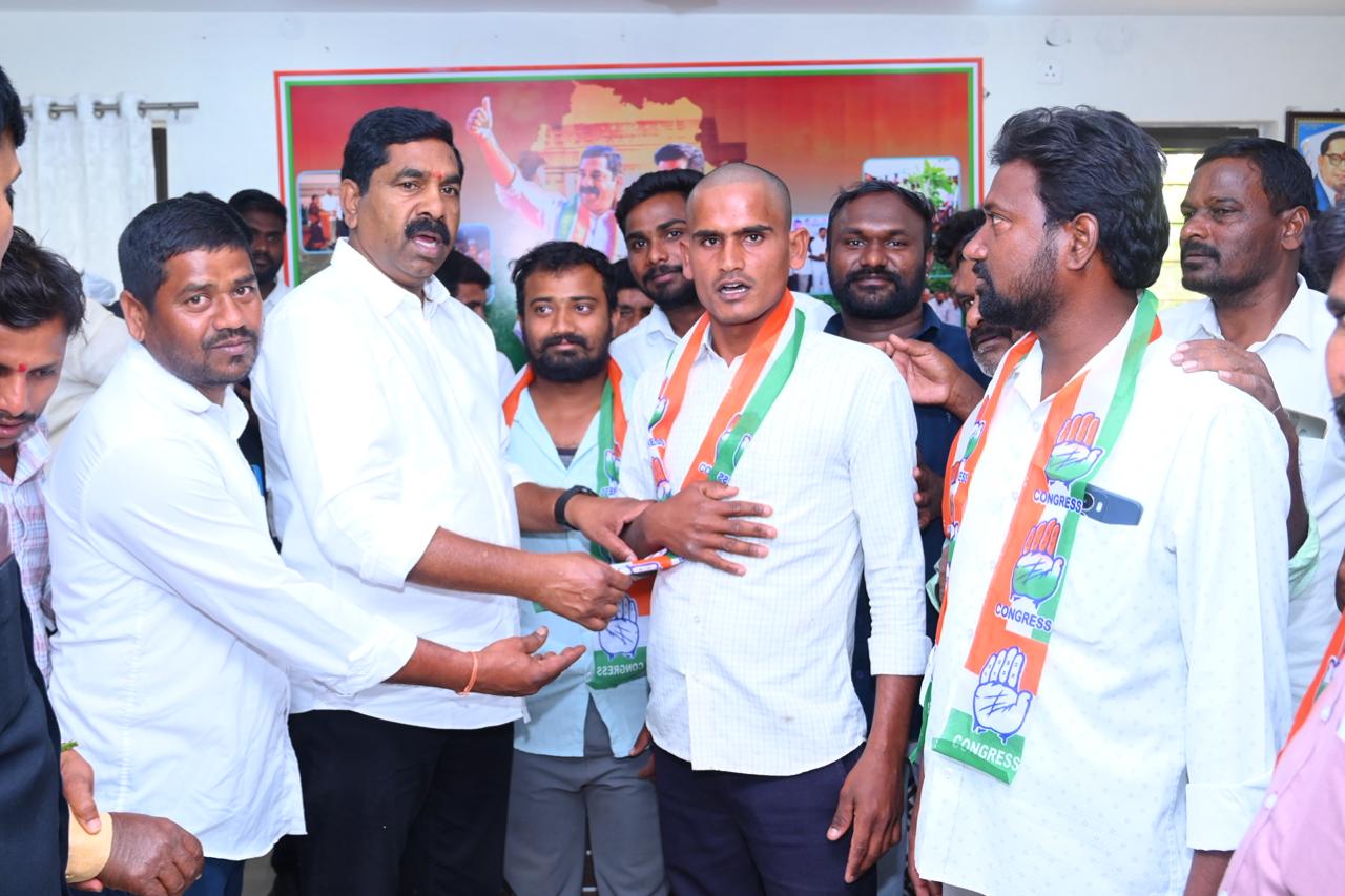 బిఆర్ఎస్, బీజేపీ పార్టీల నుంచి కండువా కప్పి కాంగ్రెస్ పార్టీ లోకి ఆహ్వానించిన ఎమ్మెల్యే