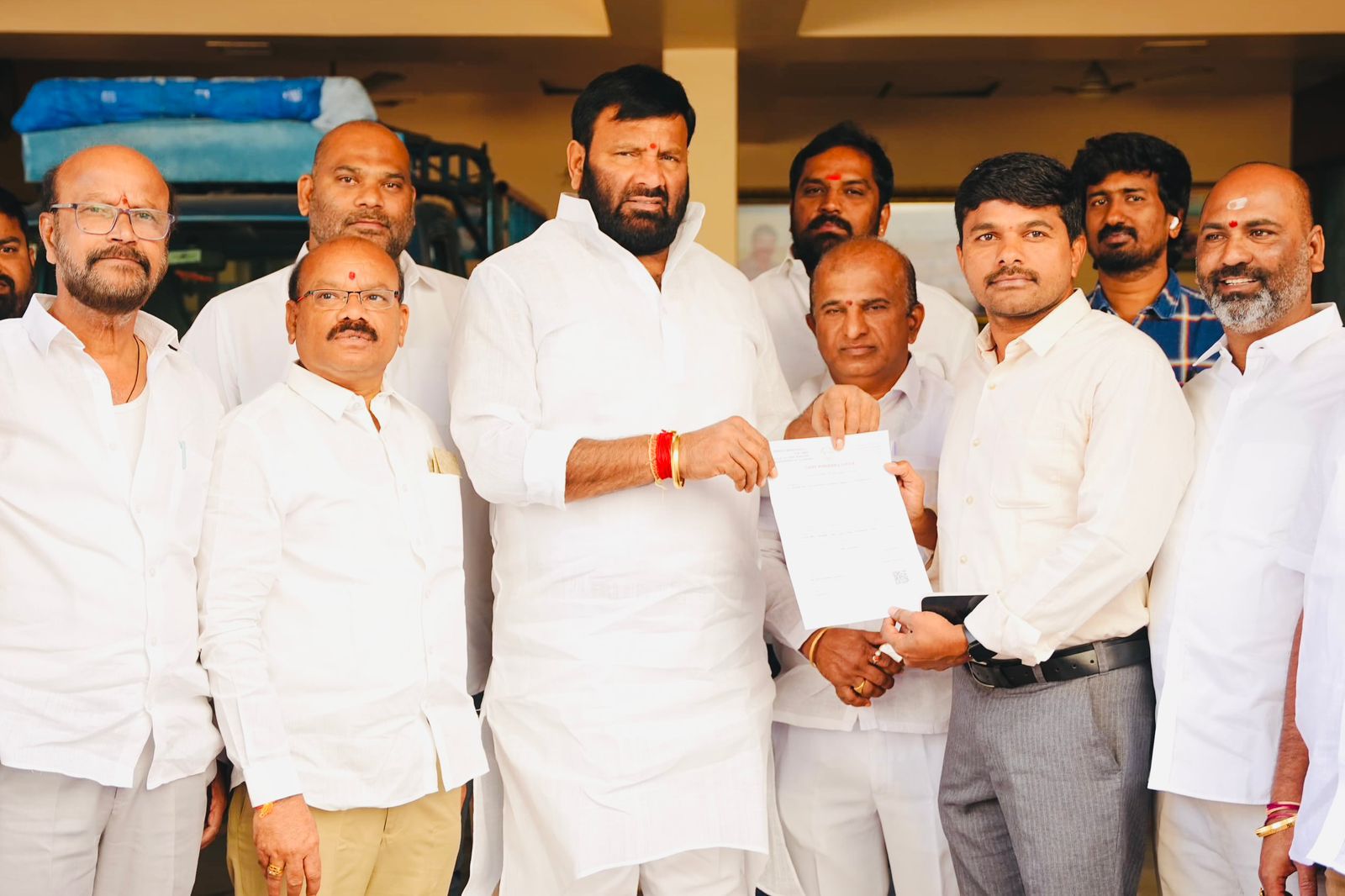 కావలి సంజీవ కి 2 లక్షల యాభైవేల రూపాయల LOC ని అందజేసిన మాజీ ఎమ్మెల్యే కూన శ్రీశైలం గౌడ్ *