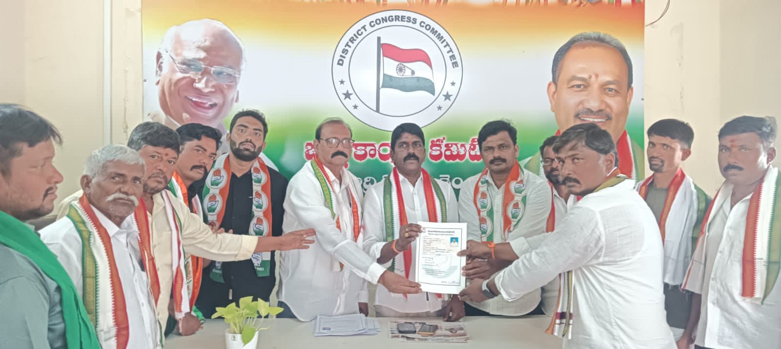 కార్పొరేషన్ ఆశావాహుల నుండి దరఖాస్తులు స్వీకరణ