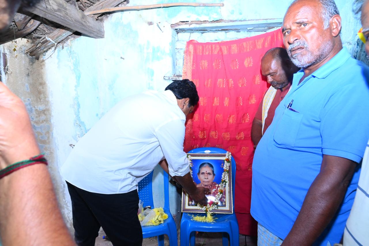 మృతుల కుటుంబాలకు పరామర్శించిన ఎమ్మెల్యే నాగరాజు