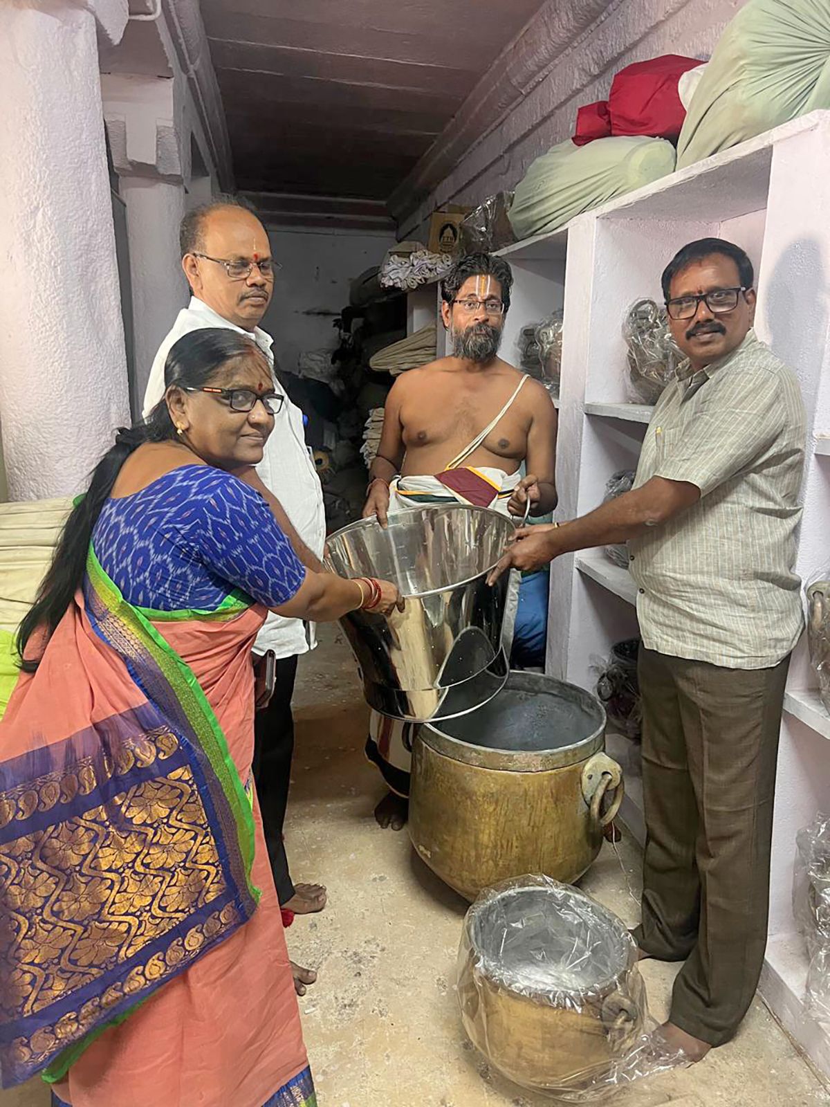 టీటీడీకి రూ.18 లక్షల వంట పాత్రలు విరాళం