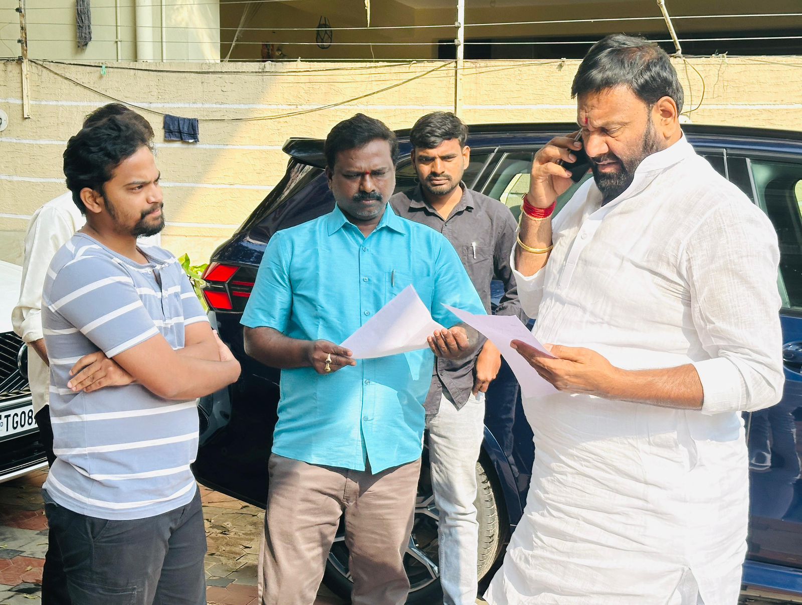 మాజీ ఎమ్మెల్యే కూన శ్రీశైలం గౌడ్  కి పలు ఆహ్వానాలను అందజేసిన నియోజకవర్గం ప్రజలు
