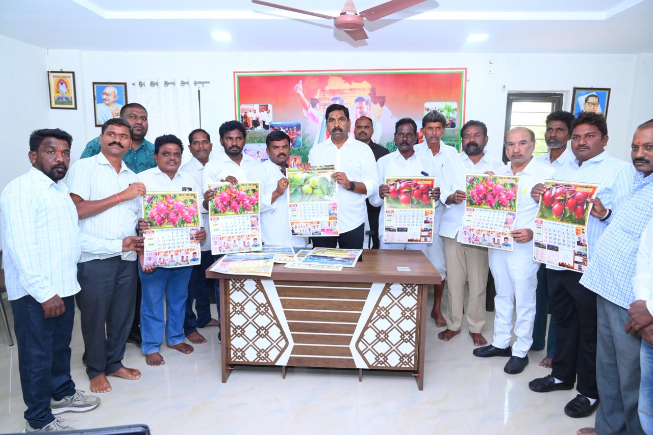 నవ తెలంగాణ, ఆంధ్రప్రభ నూతన క్యాలెండర్ ను ఆవిష్కరించిన ఎమ్మెల్యే నాగరాజు