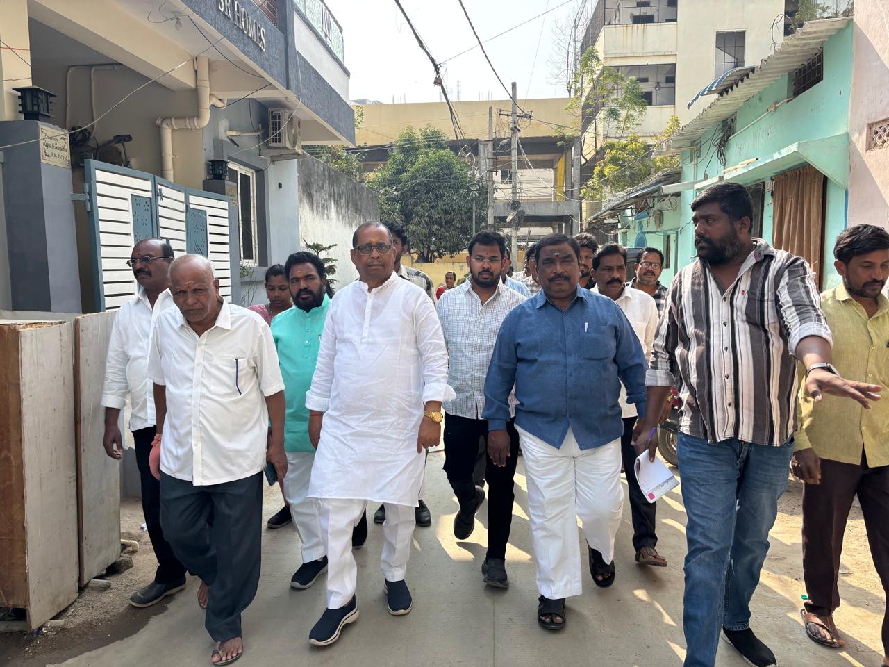 మహాత్మాగాంధీ నగర్ కాలనీ సమస్యలపై పాదయాత్ర చేసిన కార్పొరేటర్ వెంకటేష్ గౌడ్