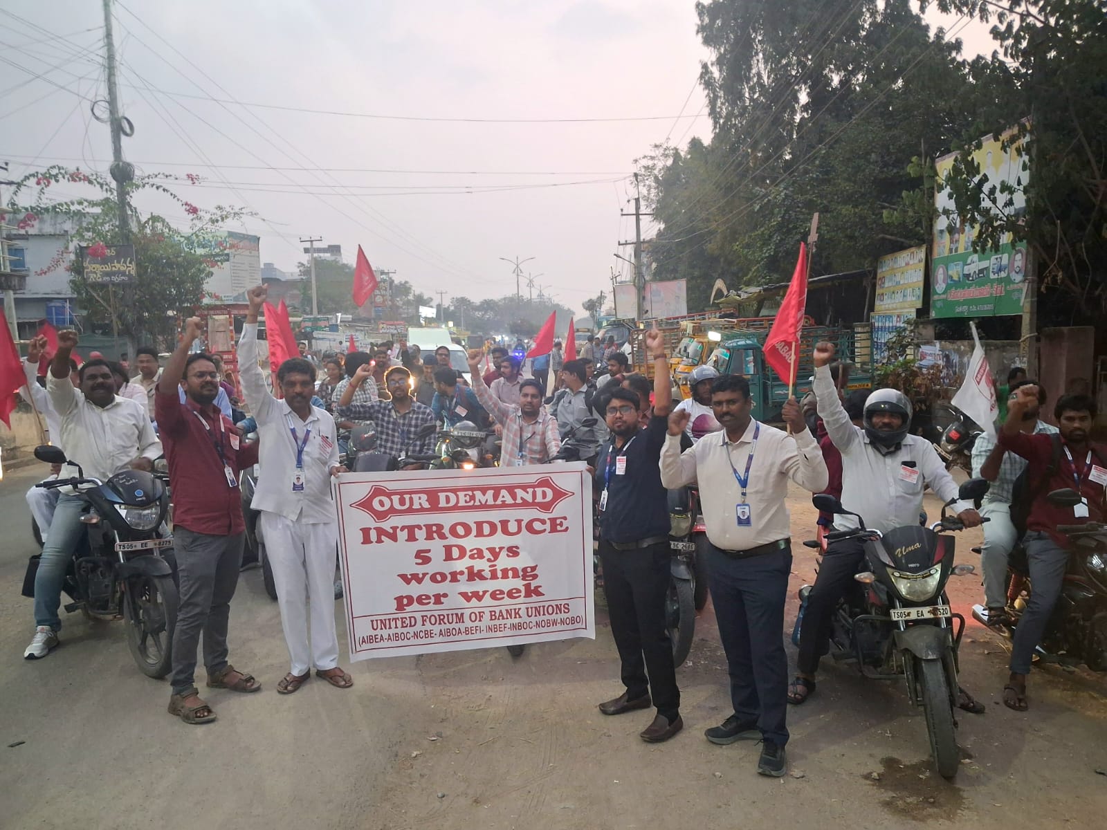 కోదాడలో బ్యాంకు ఉద్యోగుల బైక్ ర్యాలీ