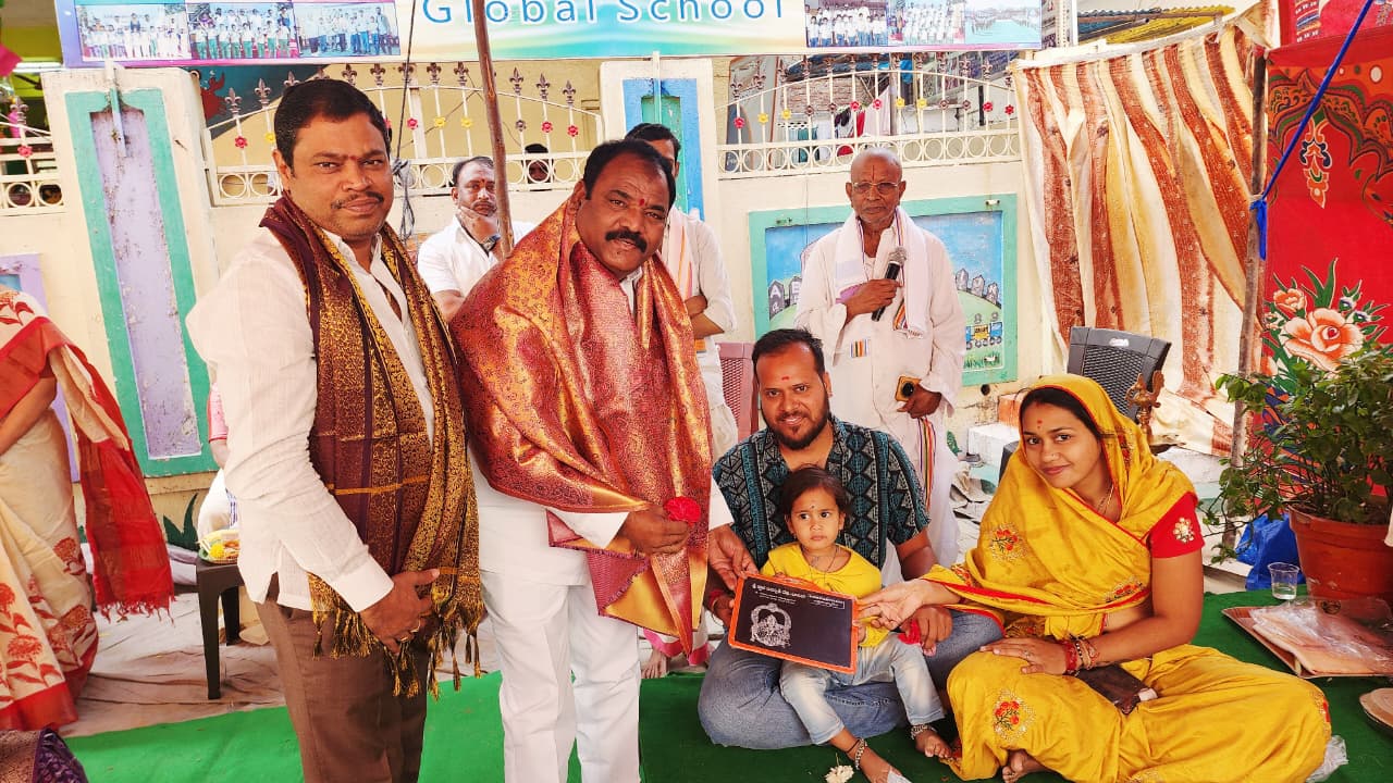 వసంత పంచమి పురస్కరించుకుని చిన్నారులకు అక్షరాభ్యాసాలు చేయించిన కార్పొరేటర్ రాగం నాగేందర్ యాదవ్
