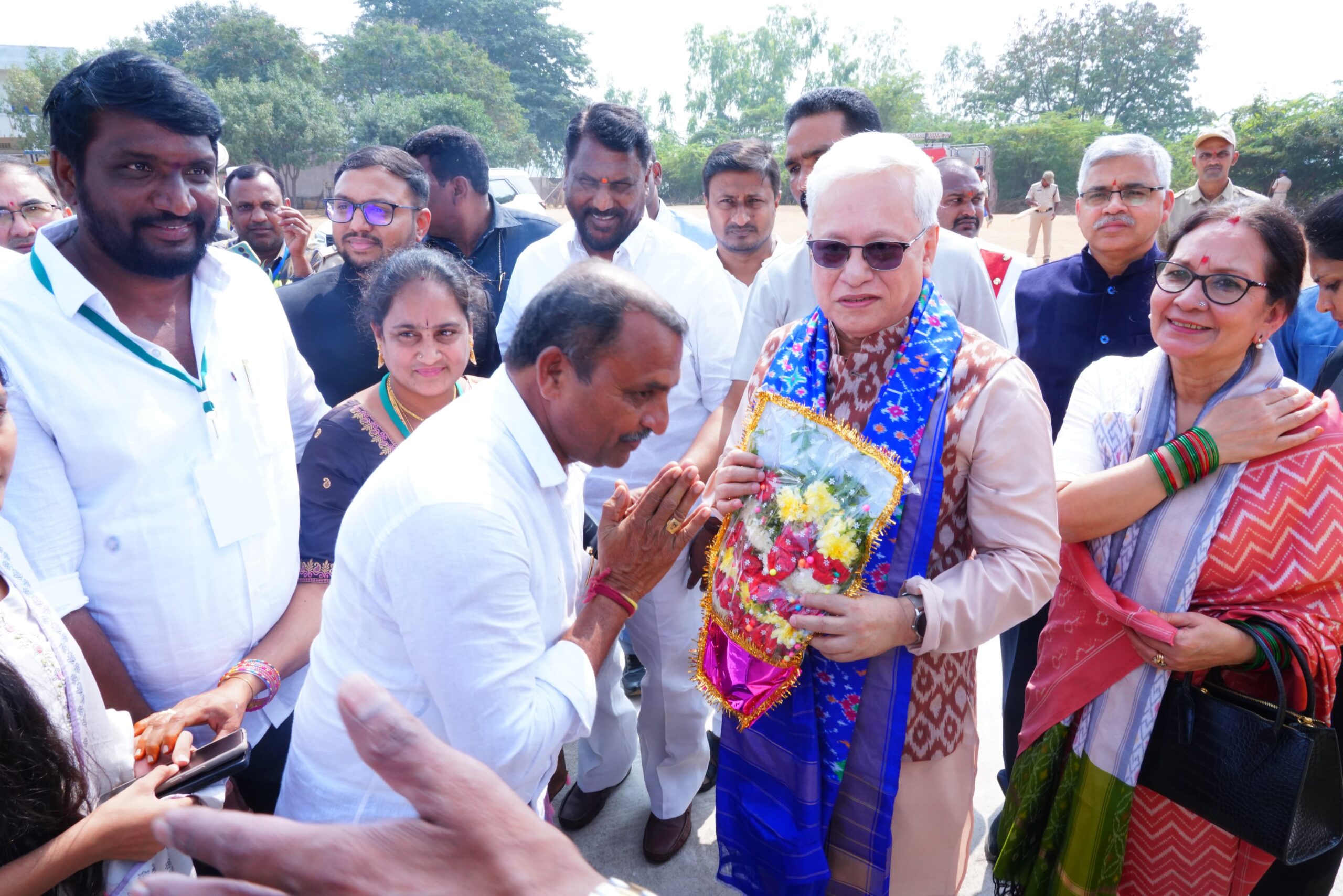 గవర్నర్ కు అభివందనం చేస్తున్న మాజీ ఎంపీపీ గోపాల్ నాయక్.