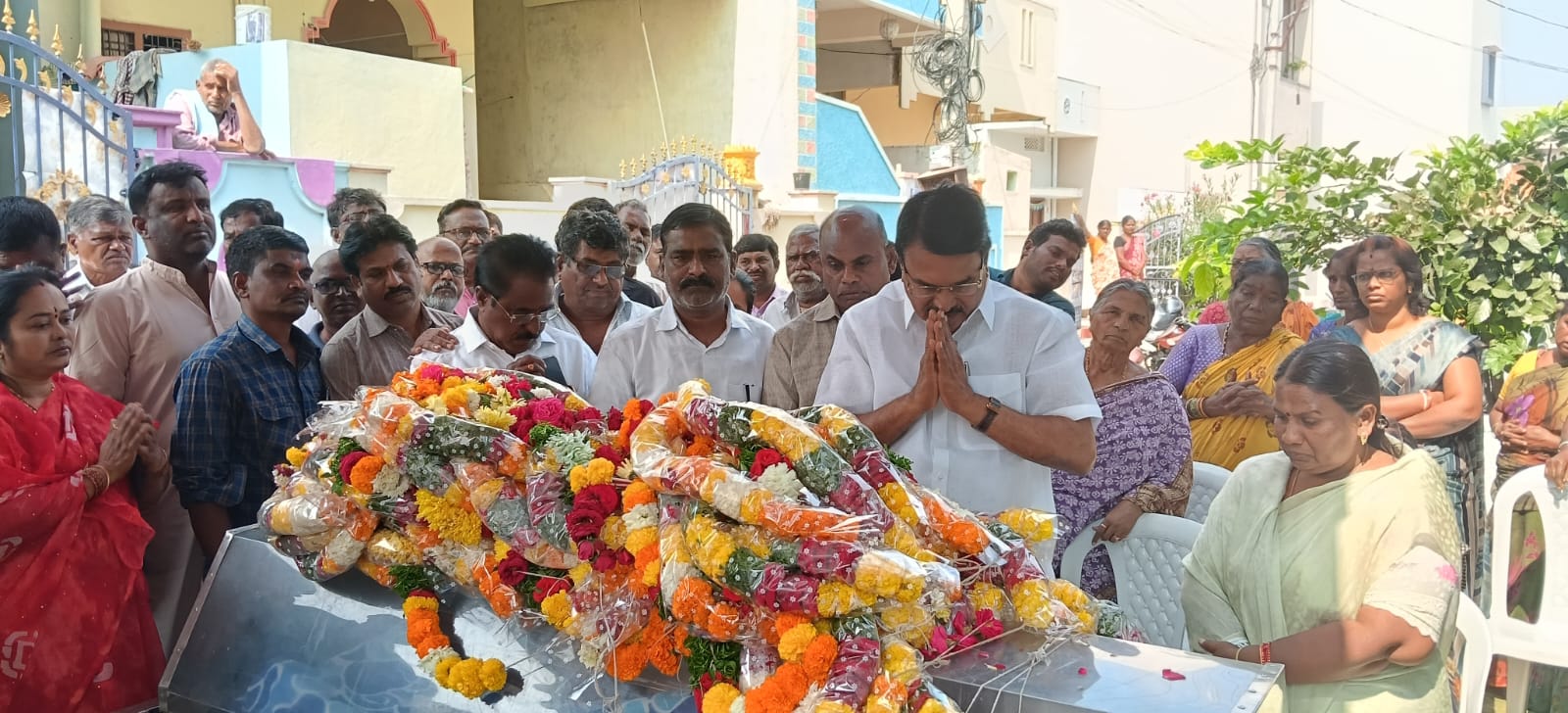 నందిమల్ల తిరుమలయ్య పార్థివదేహానికి నివాళులర్పించిన మాజీమంత్రి నిరంజన్ రెడ్డి