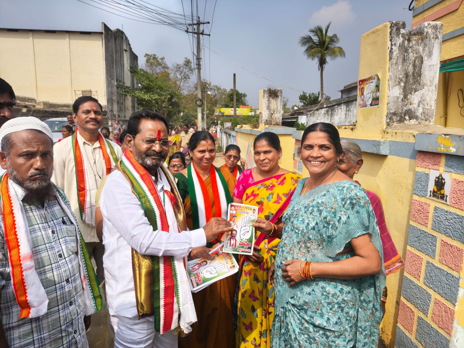 ఇల్లందు మున్సిపాలిటీ పరిధిలోని 8వ వార్డులో ఎమ్మెల్యే   కోరం కనకయ్య  గడపగడపకు ప్రచారం