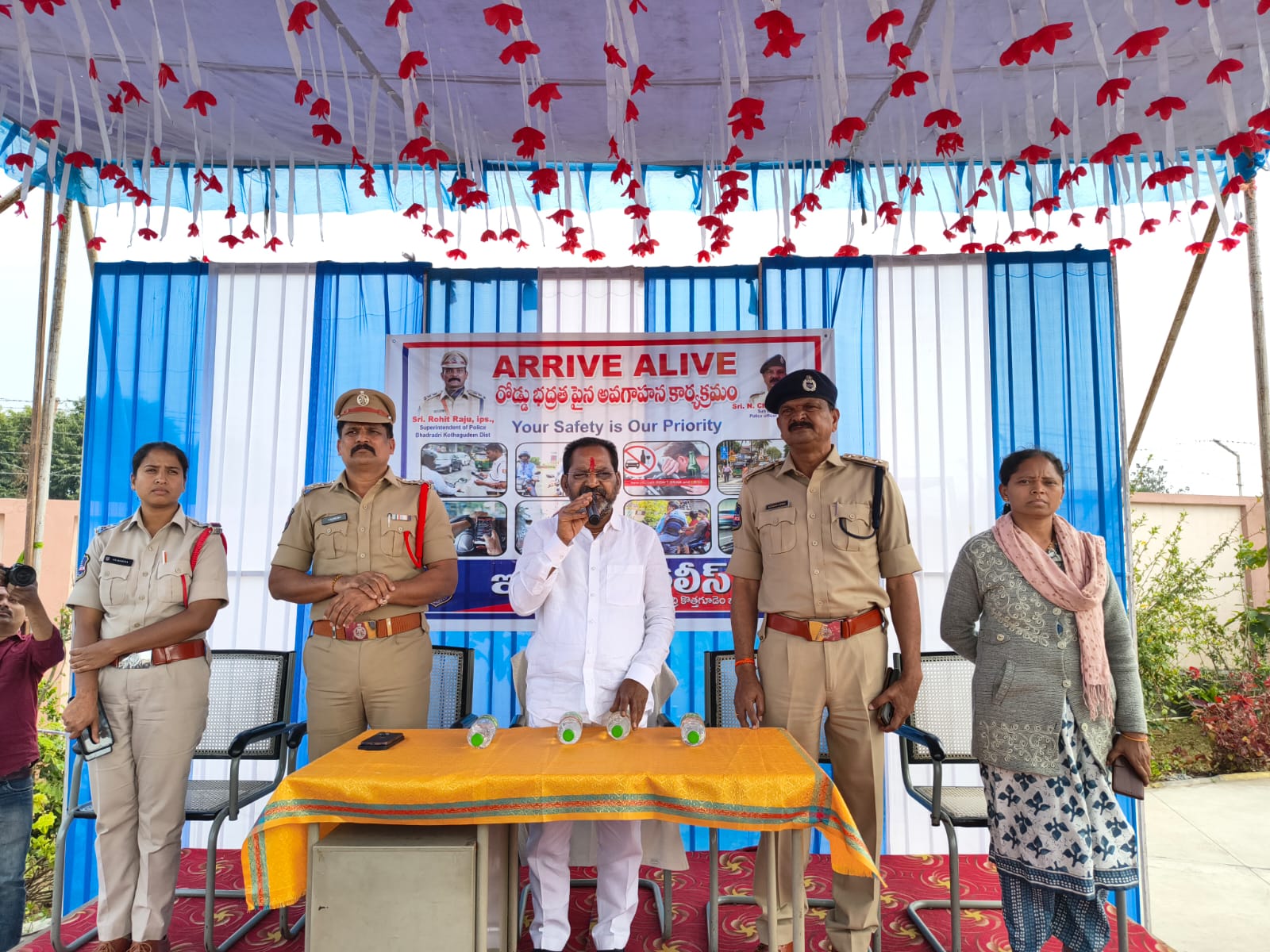 ఇల్లందు పోలీస్ శాఖ వారు రోడ్డు భద్రతపై నిర్వహించిన అవగాహన కార్యక్రమం