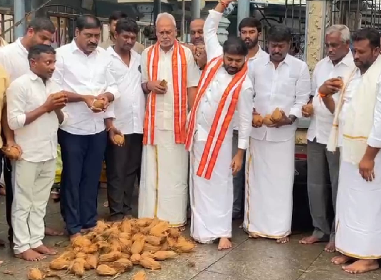 కాణిపాకంలో కొబ్బరి కాయలు కొట్టి మొక్కులు