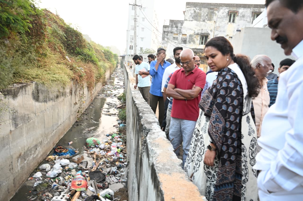 ఇన్చార్జి అధికారులు వార్డుల్లో పర్యటించండి