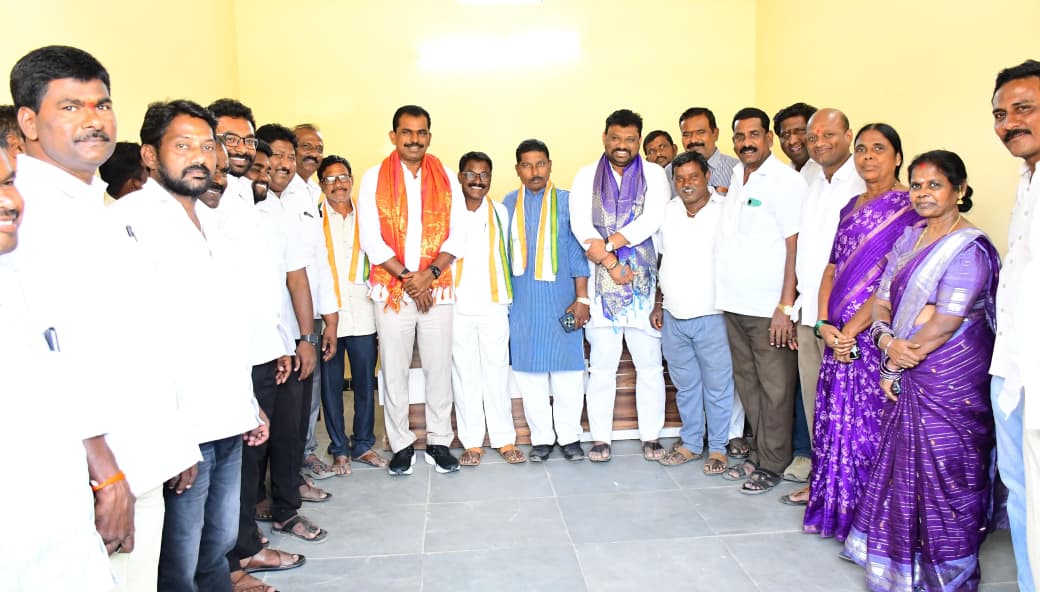 కాంగ్రెస్ లో చేరిన పెబ్బేరు మున్సిపాలిటీ బిఆర్ఎస్ ప్రధాన నాయకులు