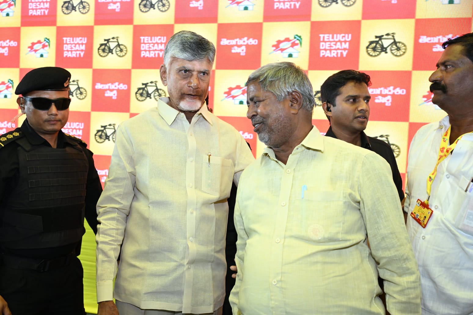 ముఖ్యమంత్రిని కలిసిన మోహన్ రాజ్