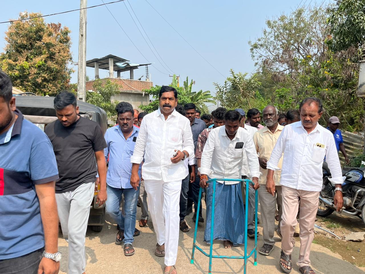 మంద కీర్తి భౌతిక దేహానికి పూలమాల వేసి నివాళులర్పించిన ఎమ్మెల్యే నాగరాజు